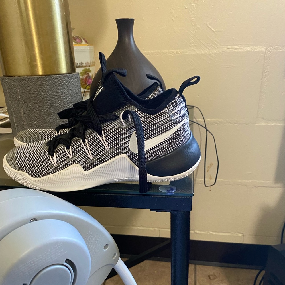 Nike Boys 5.5 Basketball Shoes